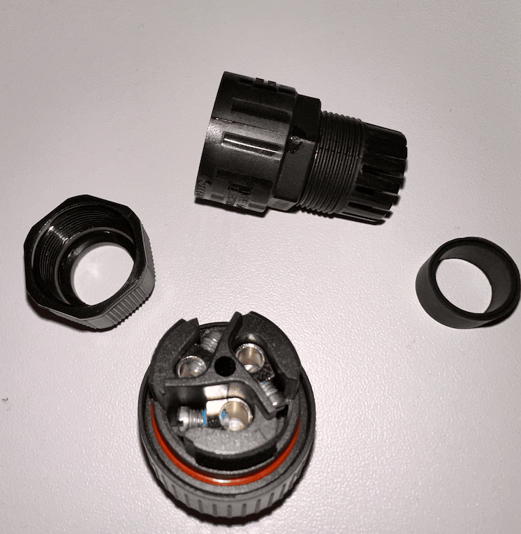 APsystems EZ1M Conector AC hembra – Vista detalle conexión