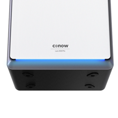 Conow Lyra 2500 Pro mit Solarmodul an der Hausfassade installiert
